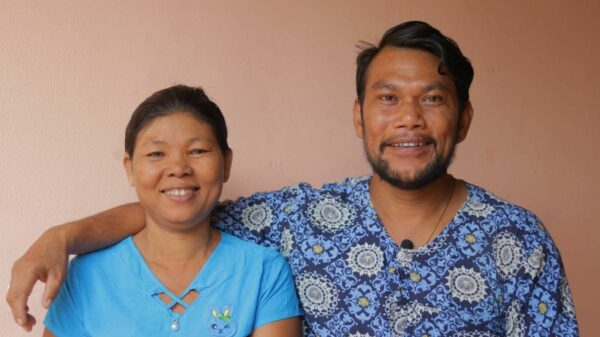 မိသားစုနှင့်အတူ ပျော်ပျော်ရွှင်ရွှင် အမှတ်တရဓာတ်ပုံရိုက်ကူးနေသော ဒုတပ်ကြပ် ကျော်နိုင်စိုး၊ဓာတ်ပုံ - Salween Press