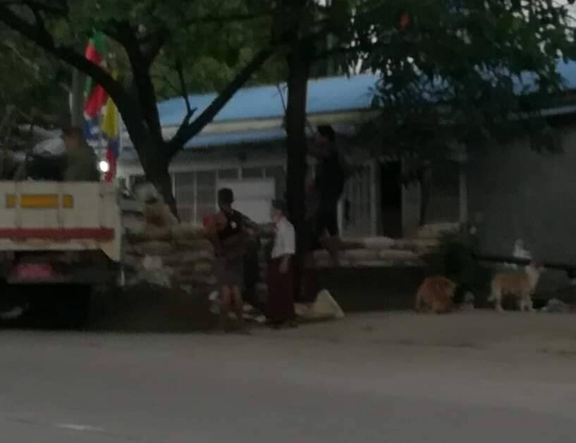 မြောက်ဥက္ကလာ (၂)ရပ်ကွက်အုပ်ချုပ်ရေးမှူးရုံးအား သဲအိတ်များဖြင့် ကာနေ သည်ကို တွေ့ရစဥ်၊ ဓာတ်ပုံ -NOI