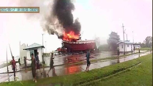 (သင်္ဘောမီး​လောင်​နေစဥ်)
