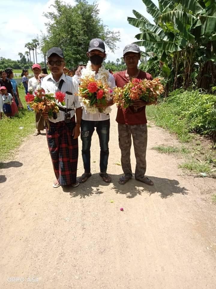 (CDM တပ်ကြပ်ကြီးအား ခေါ်ဆောင်လာပြီးကျေးရွာအရောက်တွင် ကြိုဆိုနေကြစဥ်။ ။ဓါတ်ပုံ-ရိုးမရာဇာ)