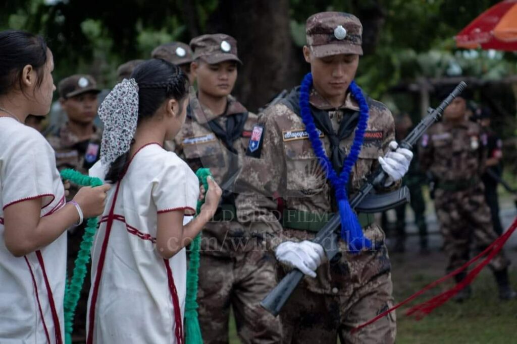 (ဩဂုတ် ၁၂ရက်က ကျင်းပခဲ့သည့် KNLA တပ်မဟာ (၅) ၏ကရင့်အာဇာနည်နေ့ အခမ်းအနားအားတွင် KNLA ဒုတိယစစ်ဦးစီးချုပ်အပါအဝင် တပ်ဖွဲ့ဝင်များက ကော်သူးလေတပ်မတော်ရင်ဘတ်တံဆိပ်စတင်တပ်ဆင်ခဲ့ကြသည်။ဓာတ်ပုံ - Wild Bird)