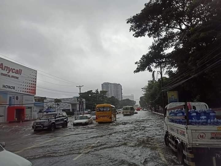 ရန်ကုန်မှာမိုးကြီးပြီး ရေကြီးရေလျှံမှုတွေဖြစ်ပေါ်နေ