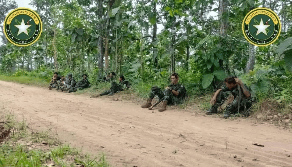 (Myanmar Defense Force မှ ရဲဘော်များအား ရှေ့တန်းတစ်နေရာ၌ တွေ့ရစဥ်)