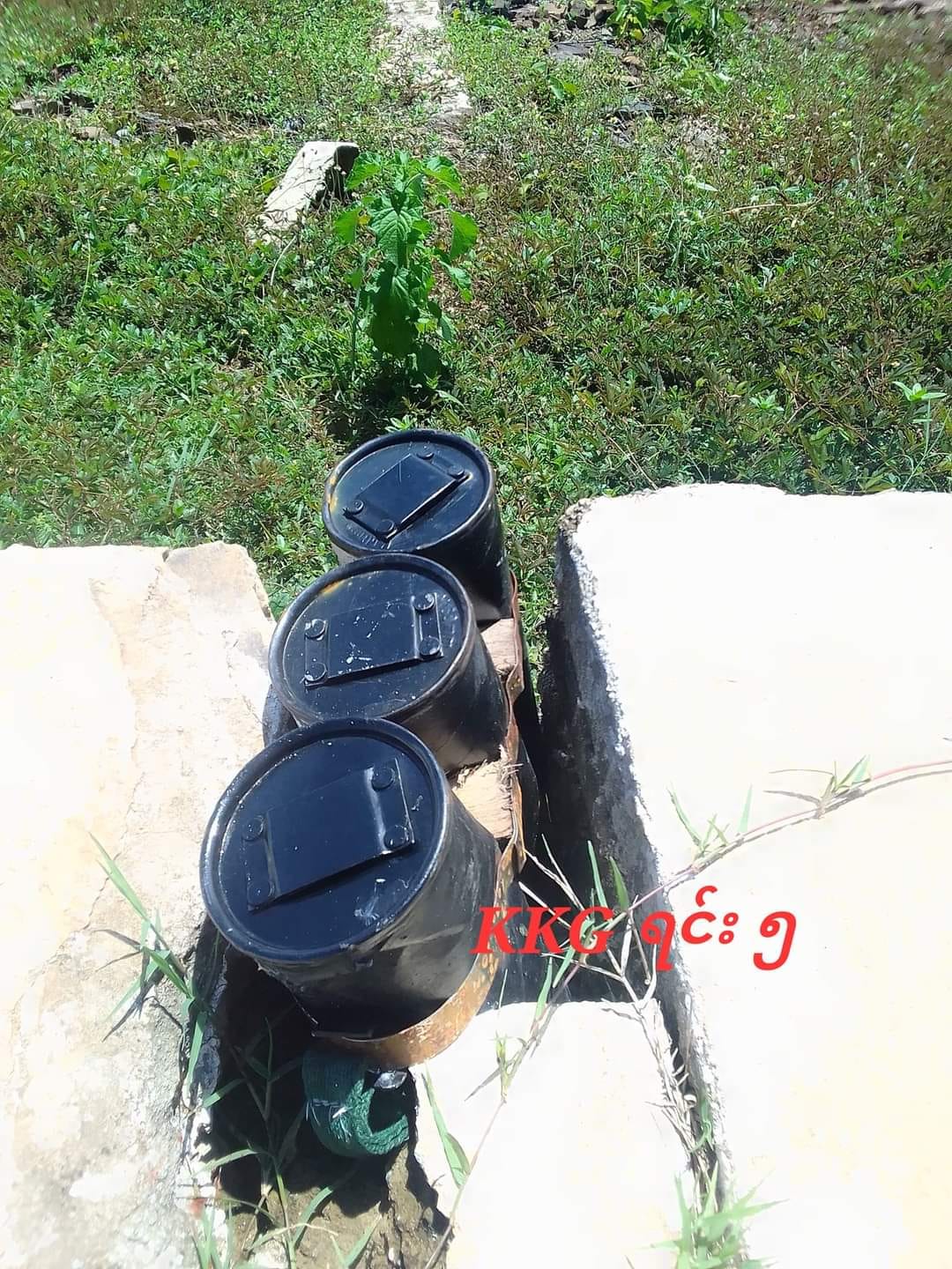 (ဆည်​ဘောင်တွင်​ထောင်ထားခဲ့​သော မိုင်းများကို​တွေ့ရစဥ်။ ဓါတ်ပုံ-CDF-KKG)