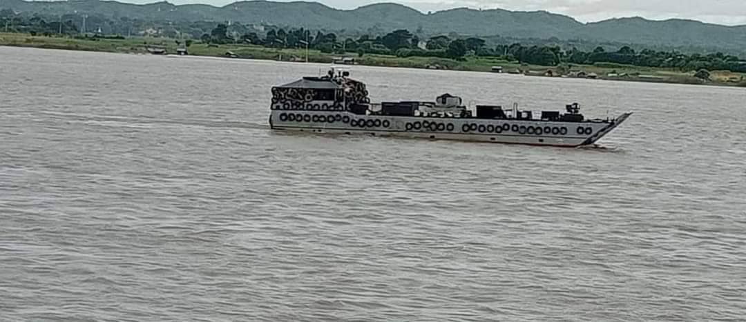 (ကချင်ပြည်နယ်သို့ ဆန်တက်သွားသည့် သဘော် အုပ်စုမှ တစ်စီးအား တွေ့ရစဉ်၊ ဓာတ်ပုံ - Tigyaing Revolution -TR)