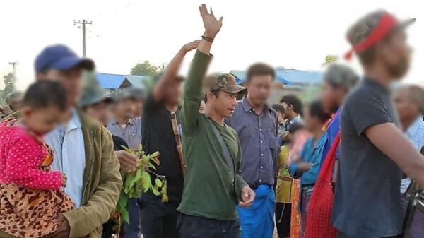 (တိုက်ပွဲတစ်ခုမှ ပြန်လာသော ဗိုလ်နဂါးဦးဆောင်သောအဖွဲ့ကို ဒေသခံများက ကြိုဆိုနေစဉ်၊ပုံအဟောင်းကို အသုံးပြုထားပါသည်)