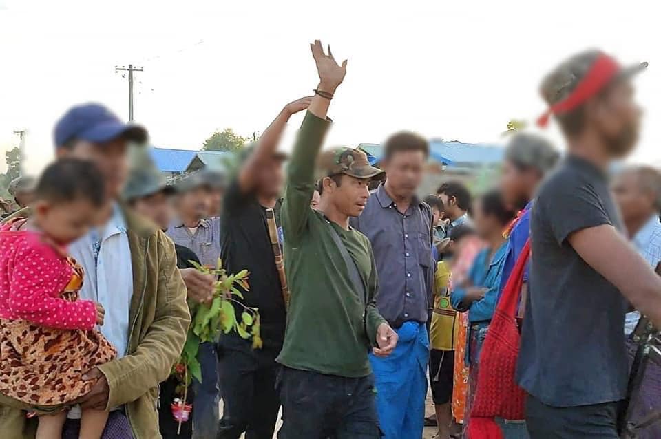 (တိုက်ပွဲတစ်ခုမှ ပြန်လာသော ဗိုလ်နဂါးဦးဆောင်သောအဖွဲ့ကို ဒေသခံများက ကြိုဆိုနေစဉ်၊ပုံအဟောင်းကို အသုံးပြုထားပါသည်)