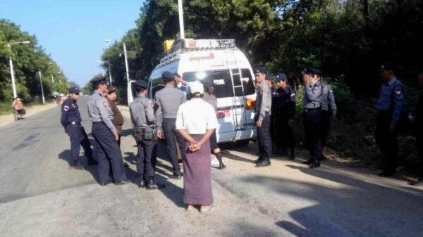ချောင်းဦးမြို့နယ်၊ မုံရွာ - မန္တလေးလမ်းမကြီးပေါ်တွင် ခရီးသွားကားများအား စစ်ဆေးနေသော အကြမ်းဖက်အုပ်စုအား တွေ့ရစဥ်။ ဓာတ်ပုံ- Cj