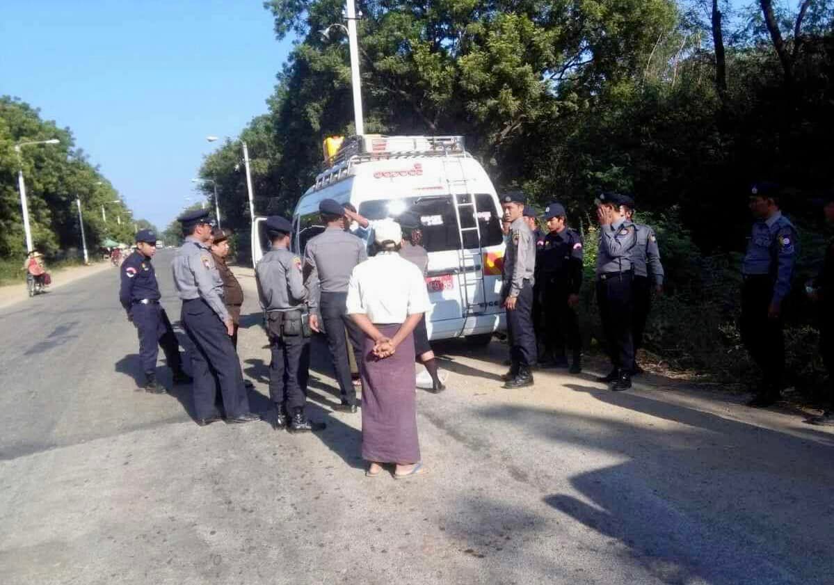 ချောင်းဦးမြို့နယ်၊ မုံရွာ - မန္တလေးလမ်းမကြီးပေါ်တွင် ခရီးသွားကားများအား စစ်ဆေးနေသော အကြမ်းဖက်အုပ်စုအား တွေ့ရစဥ်။ ဓာတ်ပုံ- Cj