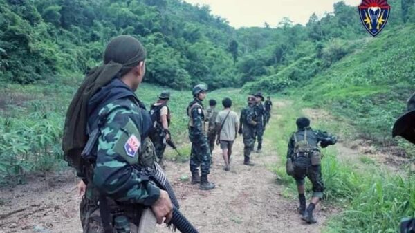 စစ်ကောင်စီတပ်အား တိုက်ခိုက်နေသည့် ကော်ဘရာစစ်သည်တော်များအား တွေ့ရစဉ်၊ ဓာတ်ပုံ- ကော်ဘရာစစ်ကြောင်း