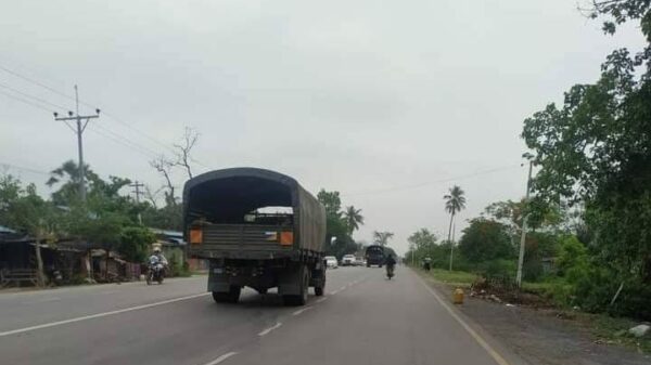(မိုးကုတ်-မန္တလေးလမ်းပေါ်တွင် တွေ့ရသည့် အကြမ်းဖက်စစ်တပ်ယာဥ်တစ်စီး။ ဓါတ်ပုံ-CJ)