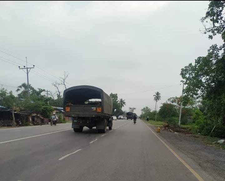 (မိုးကုတ်-မန္တလေးလမ်းပေါ်တွင် တွေ့ရသည့် အကြမ်းဖက်စစ်တပ်ယာဥ်တစ်စီး။ ဓါတ်ပုံ-CJ)