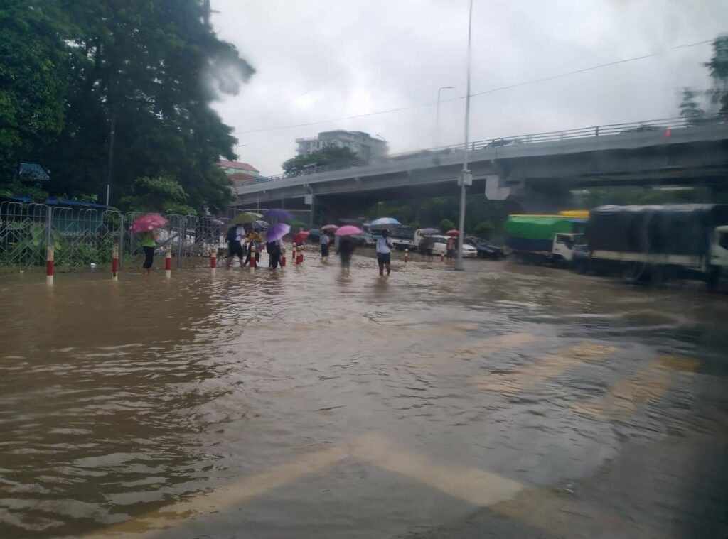 ရန်ကုန်မှာမိုးကြီးပြီး ရေကြီးရေလျှံမှုတွေဖြစ်ပေါ်နေ