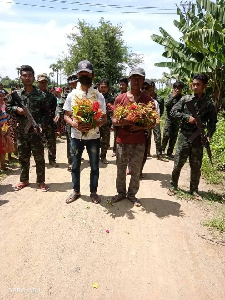 (CDM တပ်ကြပ်ကြီးအား ခေါ်ဆောင်လာပြီးကျေးရွာအရောက်တွင် ကြိုဆိုနေကြစဥ်။ ။ဓါတ်ပုံ-ရိုးမရာဇာ)