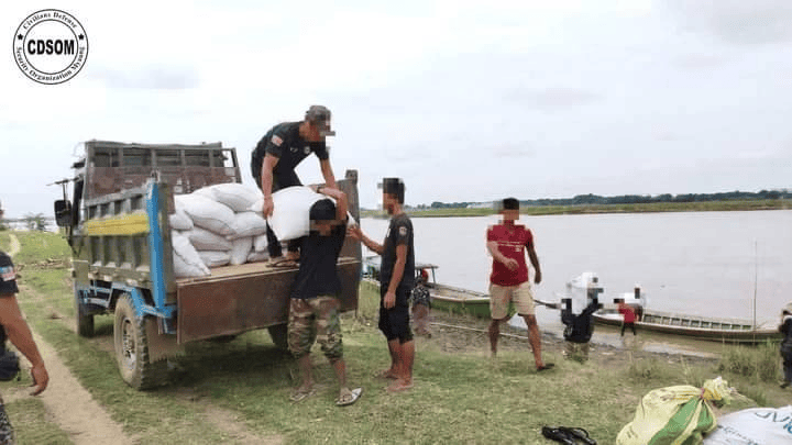(ရေစကြိုနယ်ရှိ မီးရှို့ခံရသော ကျေးရွာများအား မြောင် CDSOMအဖွဲ့ သွားရောက်လှူဒါန်းနေစဥ်။ ဓာတ်ပုံ - CDSOM)