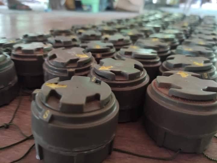 (သိမ်းဆည်းရမိသောနင်းမိုင်းများနှင့် အဆိုပါ နင်းမိုင်းများကိုဖယ်ရှားနေစဥ်။ ။ ဓါတ်ပုံ- မြောက်ယမားပြည်သူ့ကာကွယ်ရေးတပ်ဖွဲ့)