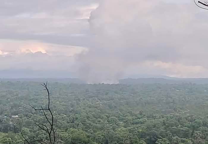 (သြဂုတ် ၁၃ရက် နံနက်ပိုင်းက ပေါက်ခေါင်းရွာနှင့် သဒွတ်(အရှေ့)ရွာကို အကြမ်းဖက်စစ်ကောင်စီ တပ်က မီးရှို့ဖျက်ဆီးခဲ့စဉ်။ဓာတ်ပုံ-We Love Myaing)