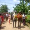 (CDM တပ်ကြပ်ကြီးအား ခေါ်ဆောင်လာပြီးကျေးရွာအရောက်တွင် ကြိုဆိုနေကြစဥ်။ ။ဓါတ်ပုံ-ရိုးမရာဇာ)