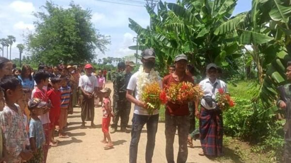 (CDM တပ်ကြပ်ကြီးအား ခေါ်ဆောင်လာပြီးကျေးရွာအရောက်တွင် ကြိုဆိုနေကြစဥ်။ ။ဓါတ်ပုံ-ရိုးမရာဇာ)