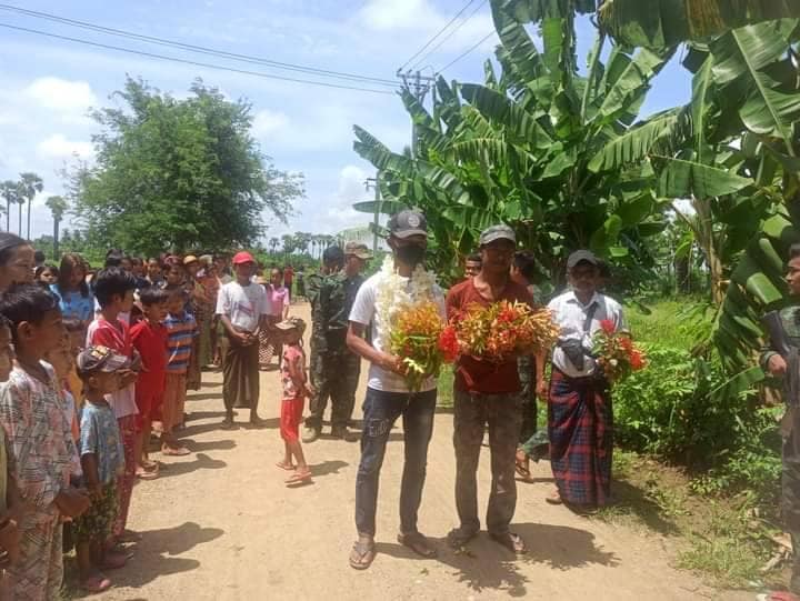 (CDM တပ်ကြပ်ကြီးအား ခေါ်ဆောင်လာပြီးကျေးရွာအရောက်တွင် ကြိုဆိုနေကြစဥ်။ ။ဓါတ်ပုံ-ရိုးမရာဇာ)