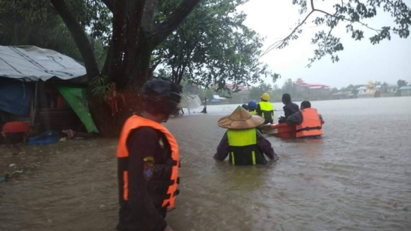 မော်လမြိုင်မြို့ ရပ်ကွက်အချို့ ယနေ့ညနေပိုင်းက ရေကြီးနစ်မြုပ်သည်ကို တွေ့ရစဥ်၊ ဓာတ်ပုံ - CJ