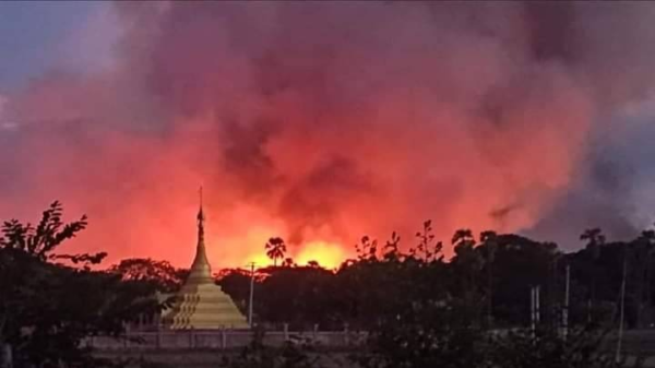 ငတရော်ကျေးရွာအား အကြမ်းဖက်စစ်တပ်က မီးရှို့ဖျက်ဆီးနေစဥ်။ ဓာတ်ပုံ-Cj