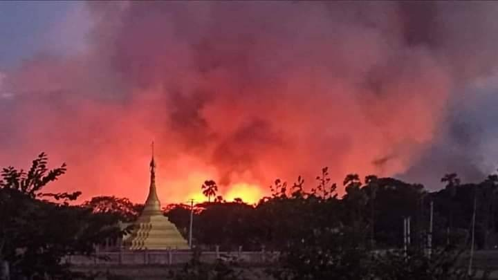 ငတရော်ကျေးရွာအား အကြမ်းဖက်စစ်တပ်က မီးရှို့ဖျက်ဆီးနေစဥ်။ ဓာတ်ပုံ-Cj