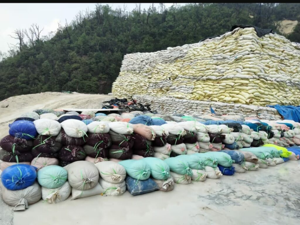 မြေ​ရှားသတ္ထု ရှာ​ဖွေတူး​ဖော်ရာ လုပ်ငန်းခွင်။ ဓါတ်ပုံ-GW