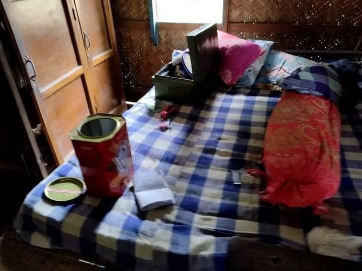 အကြမ်းဖက်စစ်တပ်ကဖုတ္ထန်းတောရွာအတွင်း မီးရှို့မွေနှောက်ဖျက်ဆီးသွားစဥ်။ ဓာတ်ပုံ - ပအဖ