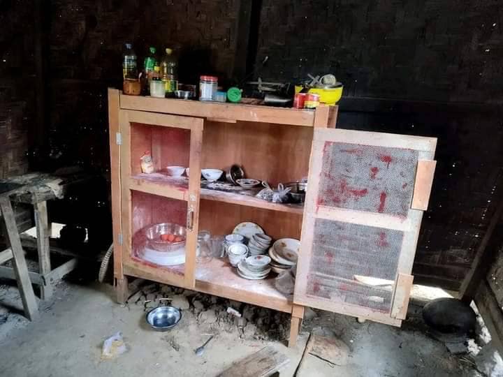 အကြမ်းဖက်စစ်တပ်ကဖုတ္ထန်းတောရွာအတွင်း မီးရှို့မွေနှောက်ဖျက်ဆီးသွားစဥ်။ ဓာတ်ပုံ - ပအဖ