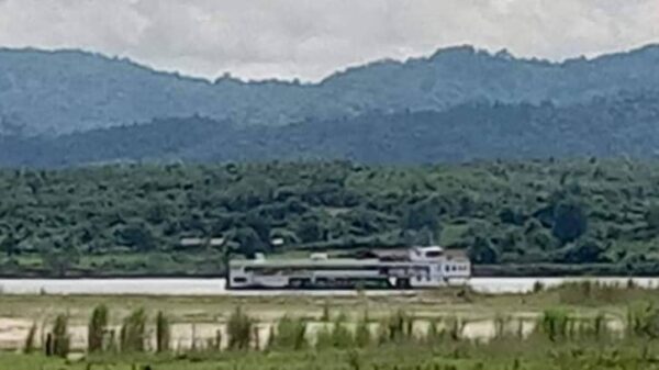 (စစ်ကောင်စီရေယာဉ်တစ်စီးကို တွေ့ရစဉ်)