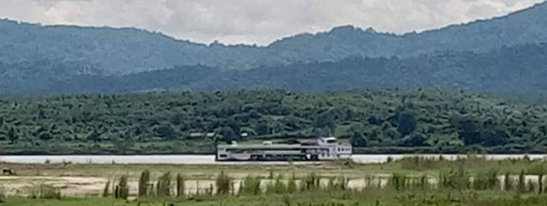 (စစ်ကောင်စီရေယာဉ်တစ်စီးကို တွေ့ရစဉ်)