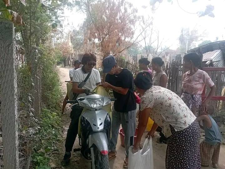 မူးကမ်းကြီးရွာ အိမ်မီးရှို့ခံရသည့် ပြည်သူများအား လှူဒါန်းနေစဥ်။ ဓာတ်ပုံ-KURDAF