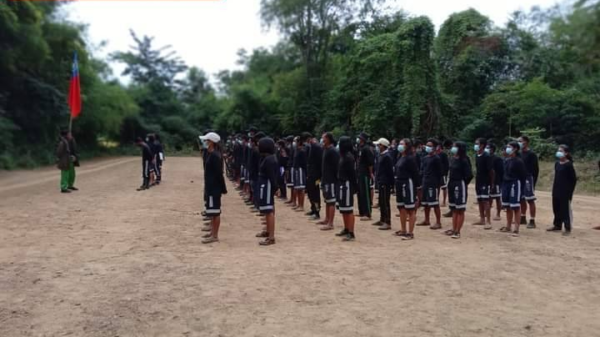 (ပေါက်နယ်ဒေသတွင်း ပြည်သူ့ကာကွယ်ရေးအဖွဲ့တစ်ဖွဲ့အား စစ်ဆင်ရေးတစ်ခုတွင် တွေ့ရစဥ်)