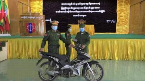 (က​လေးမြို့တွင်စစ်​ကောင်စီက ပျူအမည်​ပြောင်း ပြည်သူ့စစ်(ဌာ​နေ) အဖွဲ့ထံ ဆိုင်ကယ်များ​ပေးအပ်စဥ်။ ဓါတ်ပုံ-စကစ)
