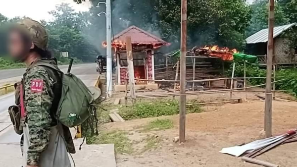 နဘားတန်ပိုဂိတ်အား ဝင်ရောက်စီးနင်းနေသော KIAနှင့် PDFပူးပေါင်း တပ်သား များအားတွေ့ရစဥ်၊ ဓာတ်ပုံ - Indaw Revolution