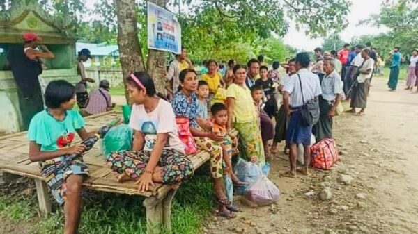(ရခိုင်ပြည်နယ်တွင် တကျော့ပြန်တိုက်ပွဲများပြန်ဖြစ်လာသဖြင့် ထွက်​ပြေးတိမ်း​ရှောင်​နေ​သော စစ်​ဘေး​ရှောင်ပြည်သူအချို့ ။ ။ဓါတ်ပုံ-CJ)