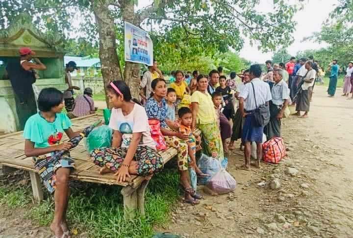 (ရခိုင်ပြည်နယ်တွင် တကျော့ပြန်တိုက်ပွဲများပြန်ဖြစ်လာသဖြင့် ထွက်​ပြေးတိမ်း​ရှောင်​နေ​သော စစ်​ဘေး​ရှောင်ပြည်သူအချို့ ။ ။ဓါတ်ပုံ-CJ)