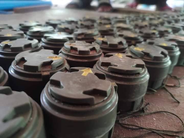 (သိမ်းဆည်းရမိသောနင်းမိုင်းများနှင့် အဆိုပါ နင်းမိုင်းများကိုဖယ်ရှားနေစဥ်။ ။ ဓါတ်ပုံ- မြောက်ယမားပြည်သူ့ကာကွယ်ရေးတပ်ဖွဲ့)