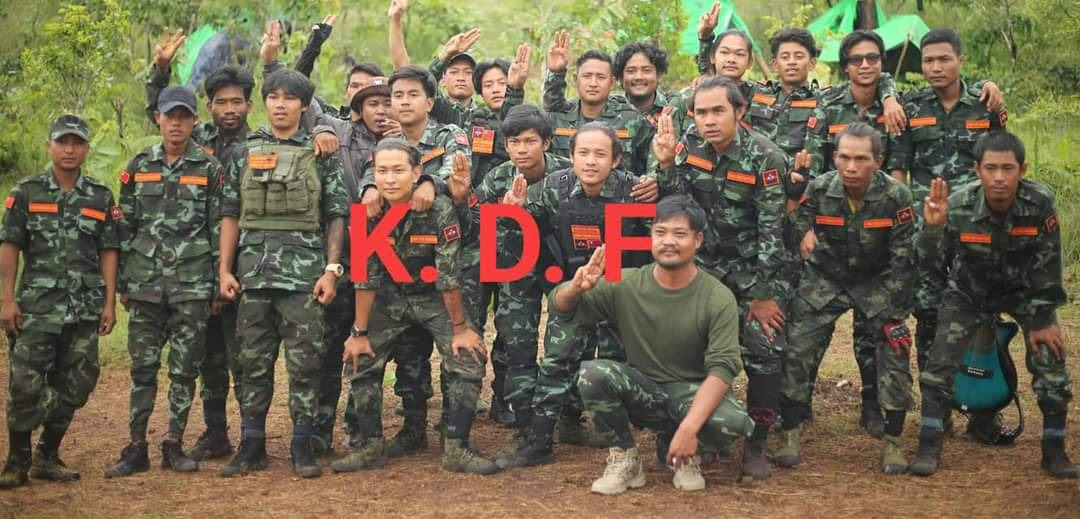 (ကရင်နီဒီမိုကရက်တစ်တပ်ဦး(KDF)မှ ရဲဘော်များအား တွေ့ရစဥ်)