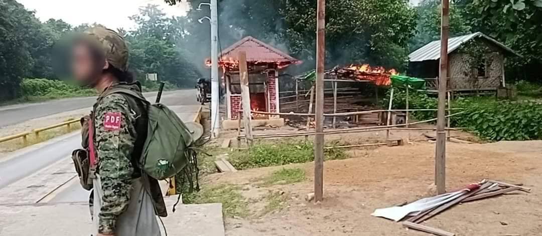 (အင်းတော်မြို့နယ်ရှိ စစ်ကောင်စီ၏ နဘားလမ်းဆုံဂိတ်ကို သြဂုတ် ၁၆ရက်တွင် ပြည်သူ့ကာကွယ် ရေးတပ်ဖွဲ့မှ ဖျက်ဆီးနေစဉ်)