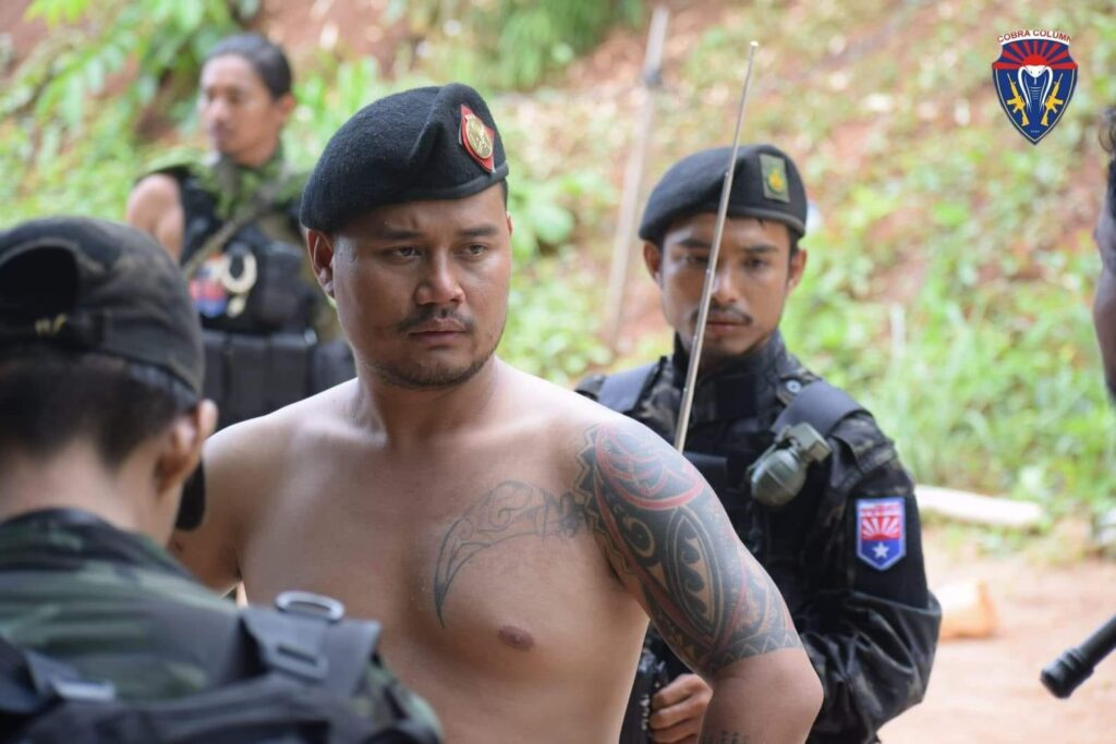 (ကော်ဘရာစစ်သည်တော်များကို ရှေ့တန်း၌ တွေ့ရစဥ်၊ ဓာတ်ပုံ - Cobra Column)