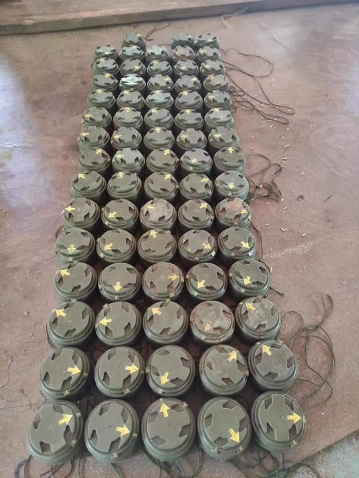 (သိမ်းဆည်းရမိသောနင်းမိုင်းများနှင့် အဆိုပါ နင်းမိုင်းများကိုဖယ်ရှားနေစဥ်။ ။ ဓါတ်ပုံ- မြောက်ယမားပြည်သူ့ကာကွယ်ရေးတပ်ဖွဲ့)