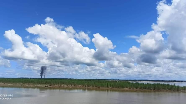 (လေကြောင်းးဖြင့် တိုက်ခိုက်ခံရပြီး မီးလောင်နေသော ဘန့်ဘွေးကုန်းရွာအား အဝေးမှ မြင်တွေ့ရစဥ်၊ ဓာတ်ပုံ K.Z)