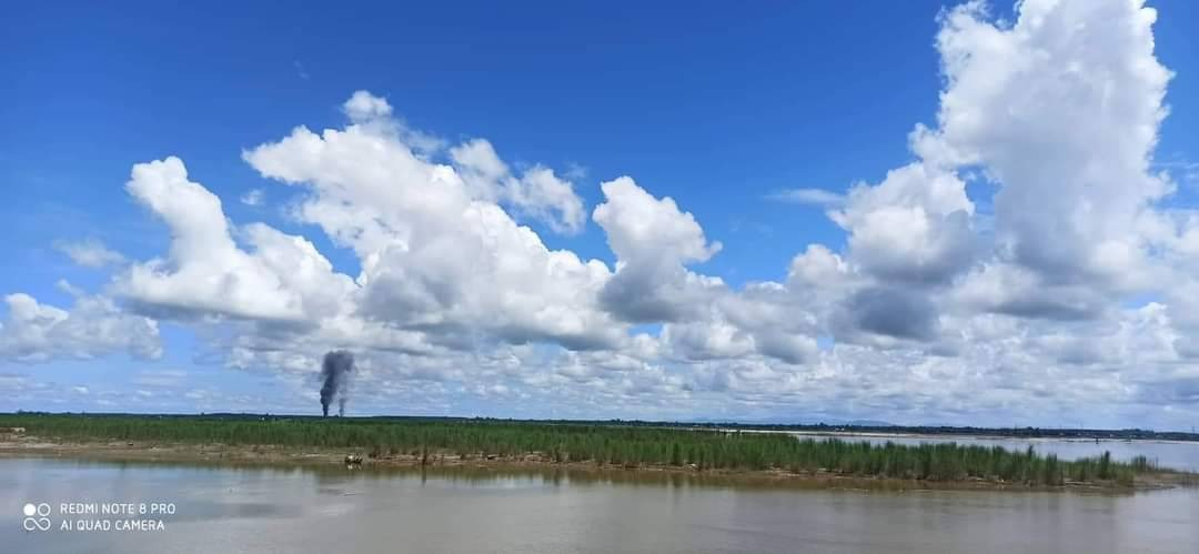 (လေကြောင်းးဖြင့် တိုက်ခိုက်ခံရပြီး မီးလောင်နေသော ဘန့်ဘွေးကုန်းရွာအား အဝေးမှ မြင်တွေ့ရစဥ်၊ ဓာတ်ပုံ K.Z)