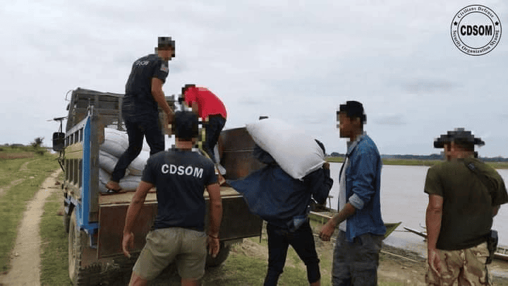 (ရေစကြိုနယ်ရှိ မီးရှို့ခံရသော ကျေးရွာများအား မြောင် CDSOMအဖွဲ့ သွားရောက်လှူဒါန်းနေစဥ်။ ဓာတ်ပုံ - CDSOM)