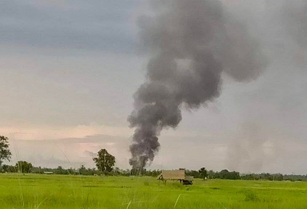 (ကျွန်းလှမြို့နယ်ရှိ ညောင်ကုန်းရွာကို စစ်ကောင်စီတပ်က ဩဂုတ် ၂၂ရက်တွင် မီးရှို့ဖျက်ဆီးနေစဉ်၊ ဓာတ်ပုံ - ကျွန်းလှ တက်ကြွလှုပ်ရှားသူများအဖွဲ့)