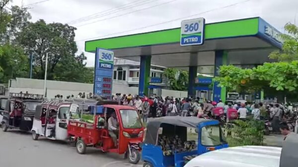 ပြီးခဲ့တဲ့ ရက်ပိုင်းက မန္တလေး က စက်သုံးဆီဆိုင်တစ်ဆိုင်မှာ တန်းစီနေကြတဲ့ပြည်သူတွေကိုတွေ့ရစဉ်
