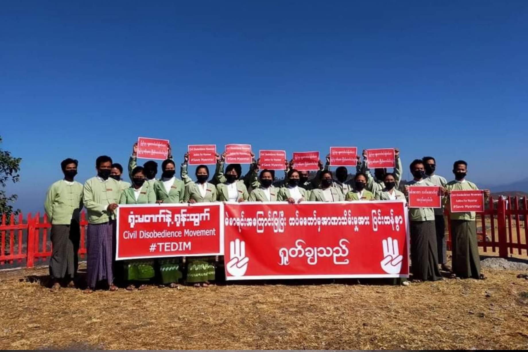 ချင်းပြည်နယ်၊ တီးတိန်မြို့နယ်၊ မြို့နယ်အထွေထွေအုပ်ချုပ်ရေးမှူးရုံးဝန်ထမ်းများ CDM လှုပ်ရှားမှုတွင် ပါဝင်ခဲ့ကြစဉ်။ ဓာတ်ပုံ -CJ