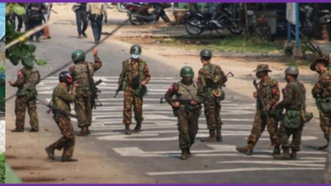 (အကြမ်းဖက်စစ်ကောင်စီတပ်သားများကို တွေ့ရစဉ်၊ဓာတ်ပုံ - CJ)